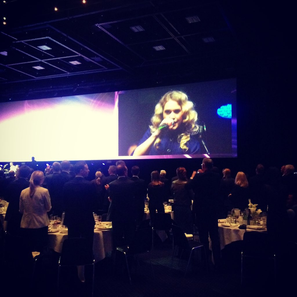 connectdenmark's tweet photo. @annadavidmusic  får salen op og stå! #eoydk #bandetskylderenomgang https://t.co/obDGnBpfYx