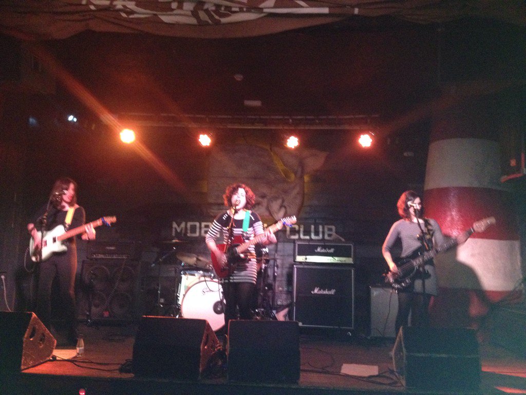 Disfrutando del grupo femenino de punk rock por excelencia <a href="/TheGachises/">The Gachises</a> en la sala moby dick de Madrid