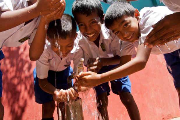 Rotary's tweet photo. Give a gift and make an impact. Your gift to #Rotary can improve lives around the world. https://t.co/ly1onJgveM https://t.co/YyCJ40uPYY