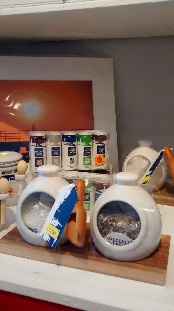 <a href="/ysiopleol/">Y Siop Leol</a> yn llawn anrhegion Nadolig @Halen_Mon