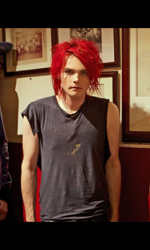 RTTheHotGuys's tweet photo. RT for Gerard Way https://t.co/mkQOhaG0aY