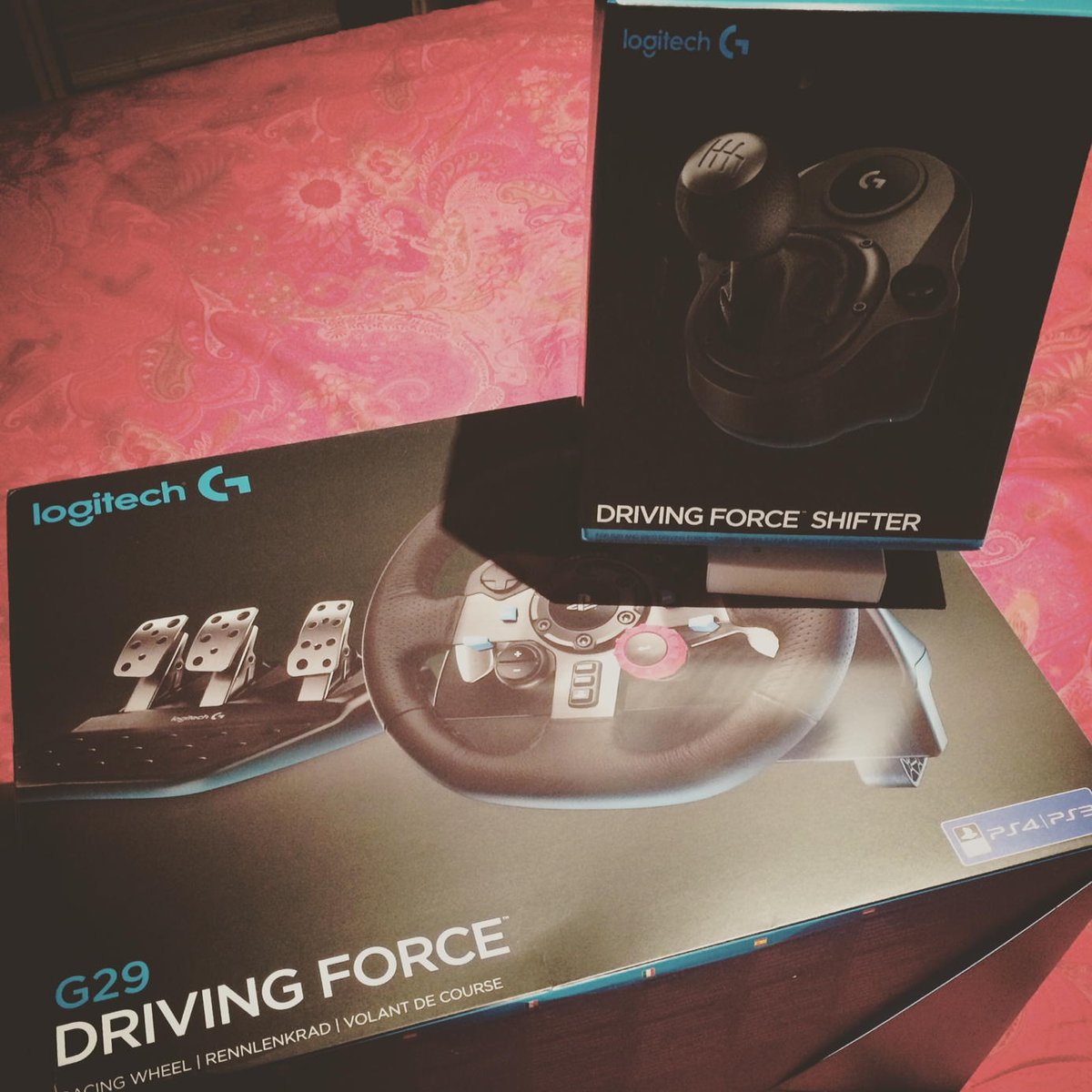 ra_kel84's tweet photo. Ya está aquiiii!!! Gracias!! @logitech_ES #logitechxataka #happygirl #becarefulwhenyoucrosstheroad https://t.co/hGHbKPNseq