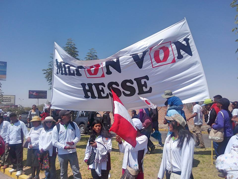 VonHesseMilton's tweet photo. Gran recibimiento de nuestra gente! Con propuestas de obras en #agua #saneamiento #colegios. #VamosporMás #Arequipa! https://t.co/qkBwcFqKp1