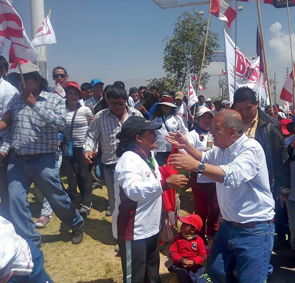VonHesseMilton's tweet photo. Gran recibimiento de nuestra gente! Con propuestas de obras en #agua #saneamiento #colegios. #VamosporMás #Arequipa! https://t.co/qkBwcFqKp1