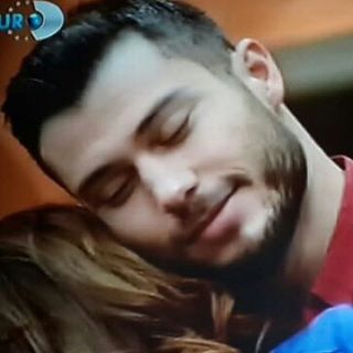 Gözlerini kapayarak sarilmak en büyük güven duygusunun isaretidir eridimbittim <a href="/ultraslanayca/">Ayça begen</a> @EUbeyli #KismetseOlur