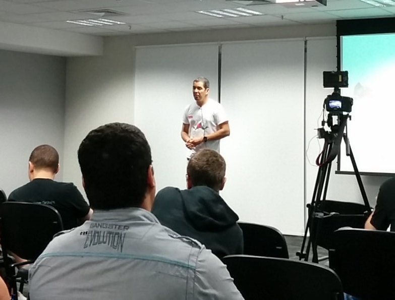 raphait's tweet photo. @otaviojava no @friendstechday #IoT https://t.co/tAvlUkqaAh