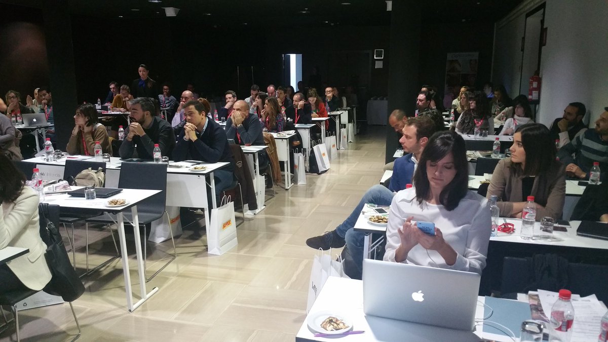 eSmartSpain's tweet photo. @MiriamReyes tuitea en primera fila durante #eSmartValencia https://t.co/ij7efIwYZu
