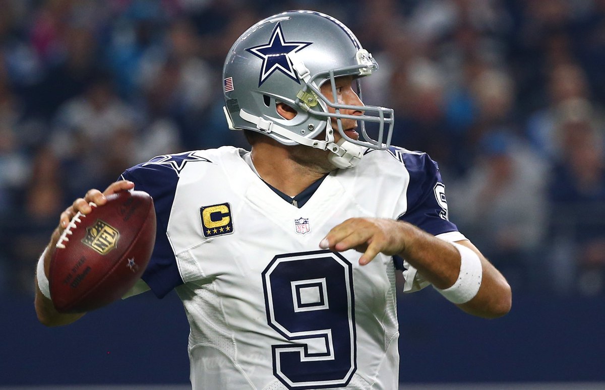 SportsCenter's tweet photo. This is the 4th time in Tony Romo's career he's thrown 3 Int in the 1st half of a game. https://t.co/iwMU6qle65