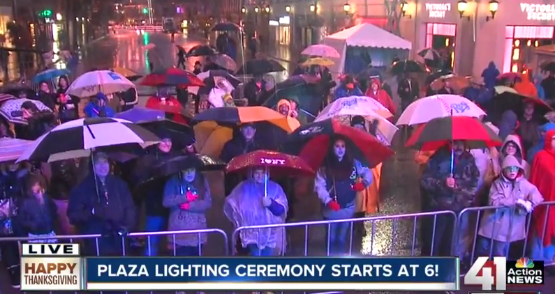 KSHB41's tweet image. Rain can't stop @glezak and these die-hard #KCPLPlazaLights fans! youtu.be/ctg_9gq_Jh0 @FlipDSwitch at 6:54pm!