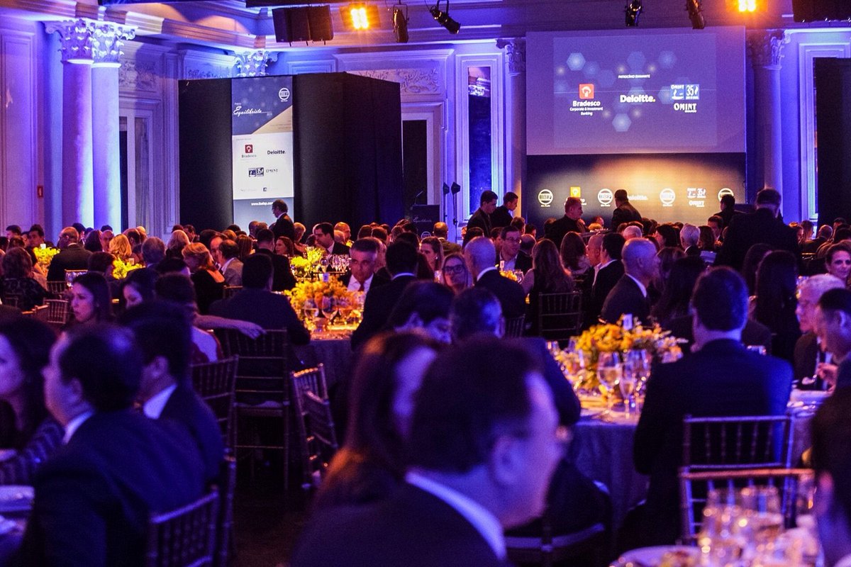 IBEFSP's tweet image. Daqui a pouco começa a cerimônia de premiação do CFO do Ano | O Equilibrista e Destaques #IBEFSP 2015!