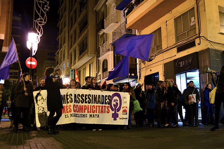 La_Directa's tweet photo. #Directa25N | Castelló i València es tenyeixen de morat, per @Paula__Duran i @gacavi2 https://t.co/NnMmsjYIKq https://t.co/2MlUrThqWN