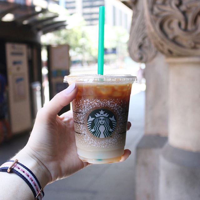 StarbucksAu's tweet photo. All dressed up in snowflakes &amp; sparkles. #IcedCaramelMacchiato #SipsOfSparkle #Regram: @gabynyan https://t.co/Q8KVPKB2nT