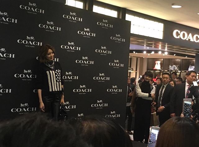  [PIC][27-11-2015]SooYoung tham dự buổi Fansign cho thương hiệu "COACH" tại Lotte Department Store Busan vào trưa nay CUy1mGJVEAAwzIf