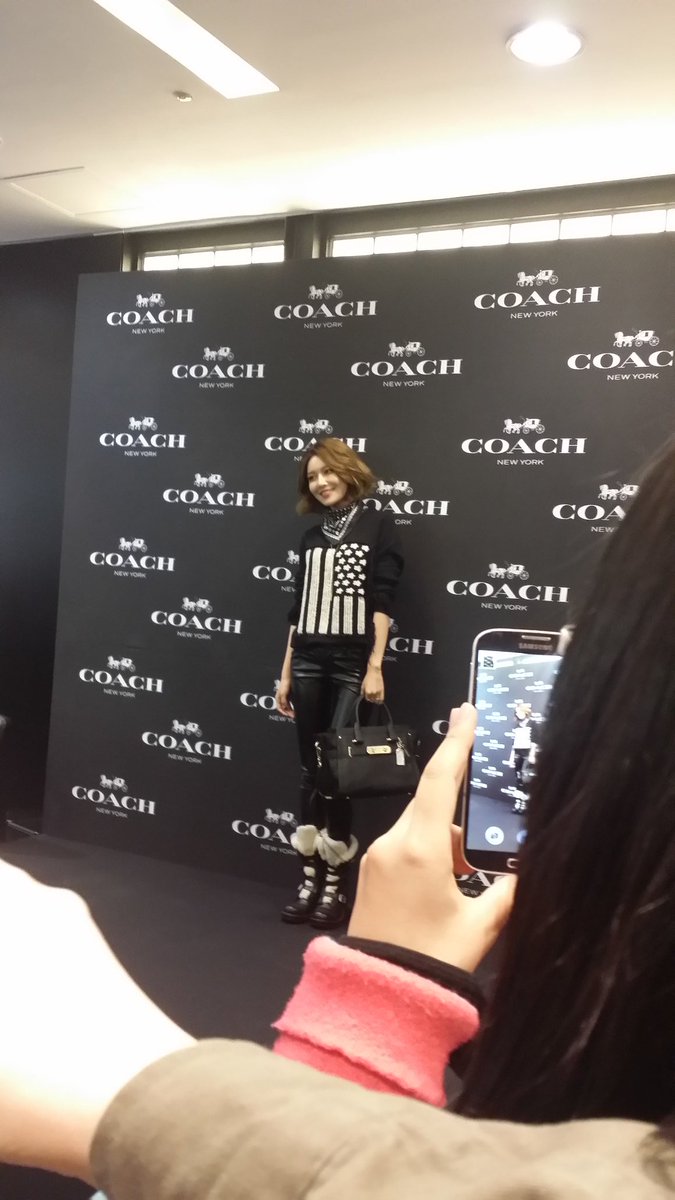  [PIC][27-11-2015]SooYoung tham dự buổi Fansign cho thương hiệu "COACH" tại Lotte Department Store Busan vào trưa nay CUy2lGTUYAA3Ty9