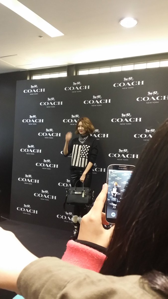  [PIC][27-11-2015]SooYoung tham dự buổi Fansign cho thương hiệu "COACH" tại Lotte Department Store Busan vào trưa nay CUy2mSsVEAAJ_p4