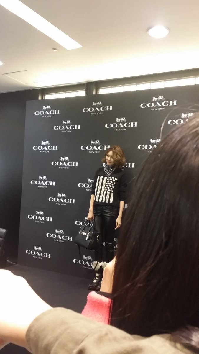  [PIC][27-11-2015]SooYoung tham dự buổi Fansign cho thương hiệu "COACH" tại Lotte Department Store Busan vào trưa nay CUy2n86UcAAwyQz