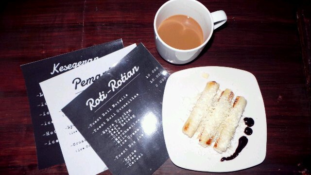 Ayoo datang dan rasain enak nya roti rotian , di kedai HOT&amp;POP , buka jam 7 mlm , sampe 2 subuh , di dpn takasimaya