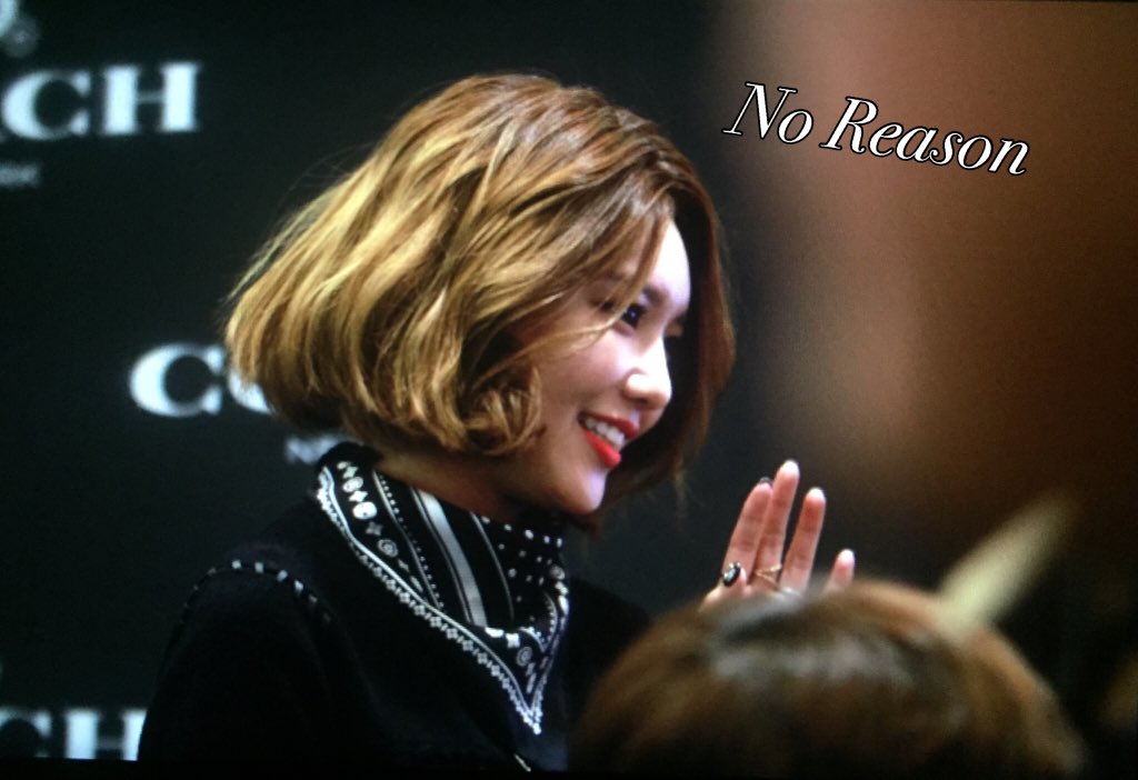  [PIC][27-11-2015]SooYoung tham dự buổi Fansign cho thương hiệu "COACH" tại Lotte Department Store Busan vào trưa nay CUy41rmUsAAEvsw