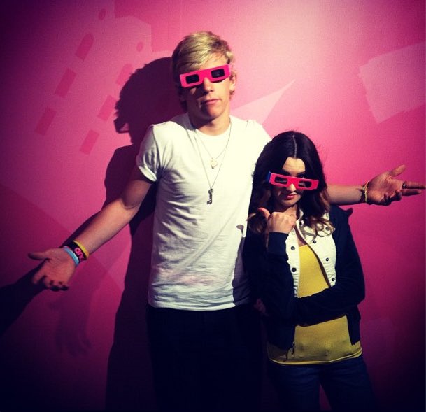 ..Tall Blondie has to shrink...I look like a little kid compared to him.😒😒