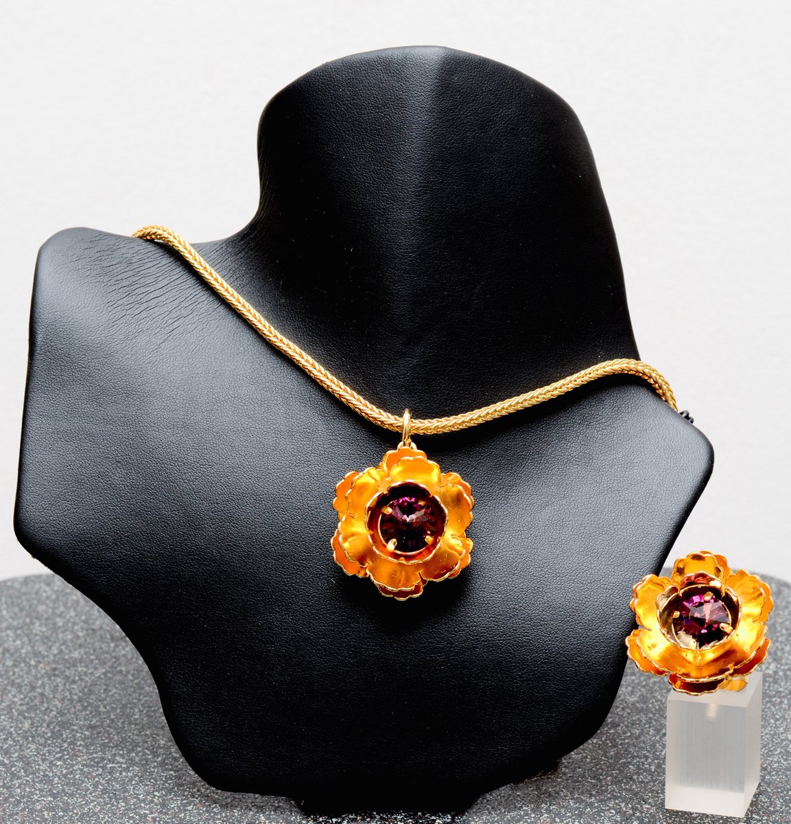 BanouCouture's tweet photo. @BanouCouture  #banoucouturegoldenrosenecklace #madeinitaly #handmadejewelry #brassjewerly #banoucouturedesign https://t.co/QtzDDdijxH