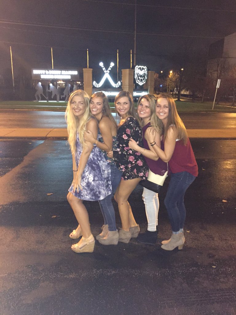 emschmitz's tweet photo. I'm #thankfulforADPi for giving me the sisters I didn't know I needed π¦ππ I love all my gamma mu girls β‘οΈπ&β©οΈ https://t.co/RQnMqSse53