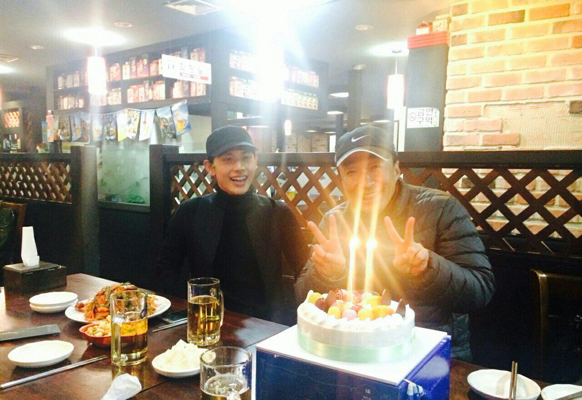 어제는 오차장님의 생신이었습니다~ 초를 꽂다 꽂다 케이크가 초로 뒤덮일 위기에 처해, 방법을 우회하여 초를 두 개만 꽂아 드린 점 역시 양해 바랍니다. 생신 축하드립니다 - 미생 팀  일동