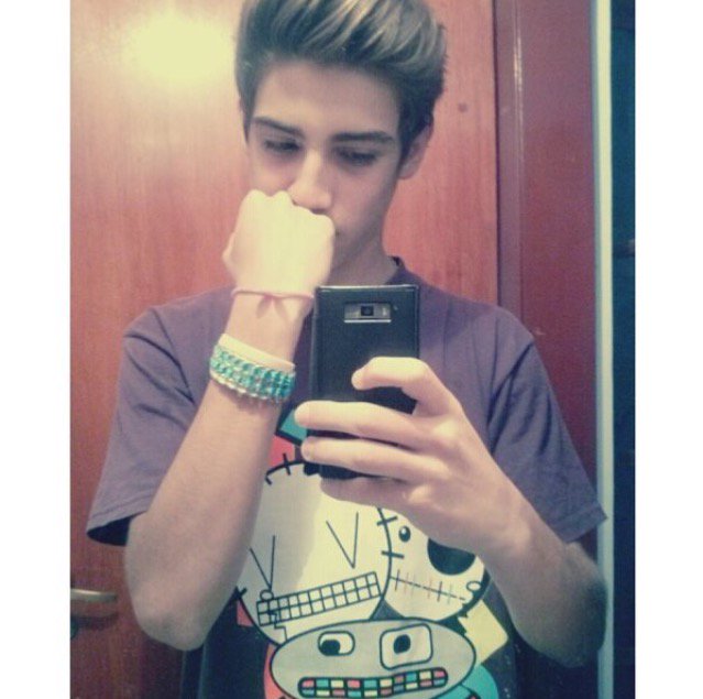 alejodfca's tweet photo. acá con mi pulsera nueva de diamantes, yo rico ustedes no ahre https://t.co/WXPEv1K6Nt