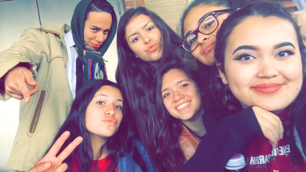 laurnicolexx's tweet photo. thankful I got closer to these people this year #awcute 😛😂💗 https://t.co/A590bkOwjG