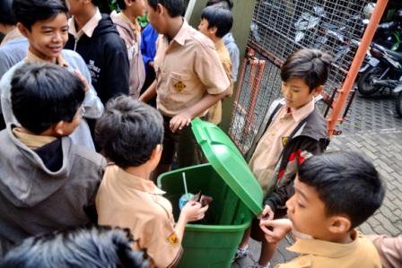 sdbpiyes2's tweet photo. Tidak Lupa hari ini #GPS
@ridwankamil,@se_bdg,@disdik_bandung,@GPSbdg,@BDGcleanaction,@bplh_kotabdg,@relawan_bdg https://t.co/fUygxVLMdf