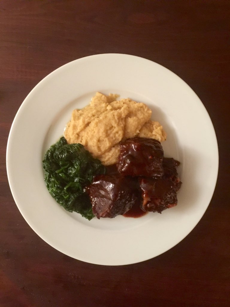 rfausset's tweet photo. Happy Thanksgiving! I baked 😜

+ citrus chili braised beef. The husband was happy. 

#keephimfed @jonathankw https://t.co/aEXgYrlaSb
