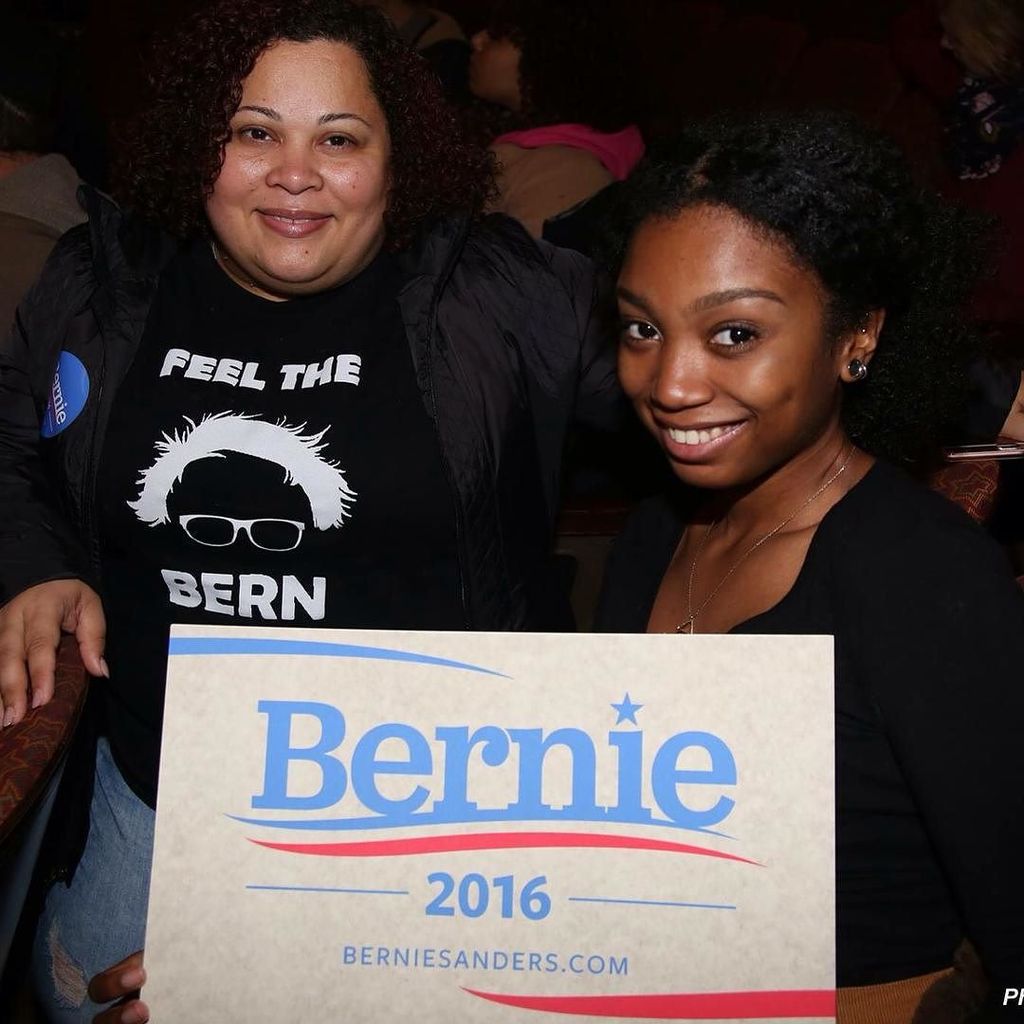 z0e's tweet photo. #bernieinatl #berniesanders https://t.co/S6JEzmU0a5 https://t.co/fAjhaBfmey