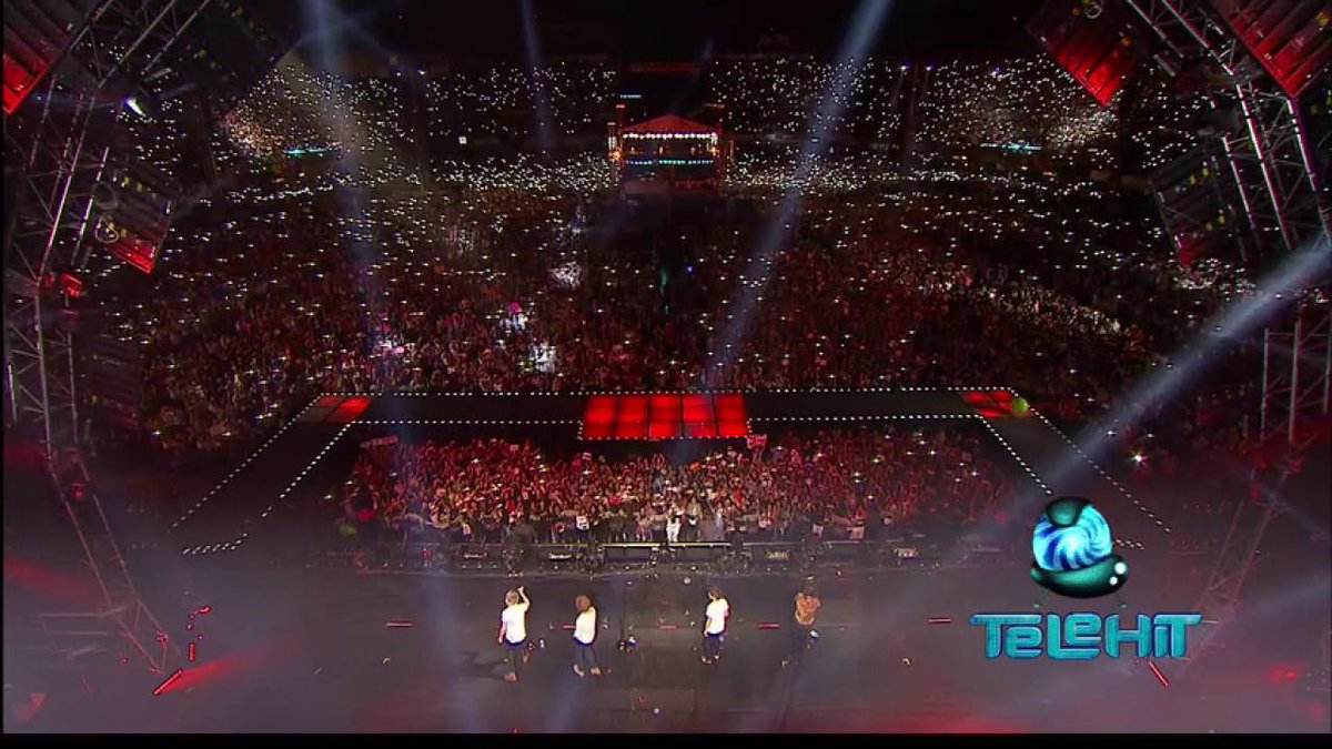 telehit_musica's tweet image. Así disfrutan las #directioners mexicanas de #1DPremiosTelehit