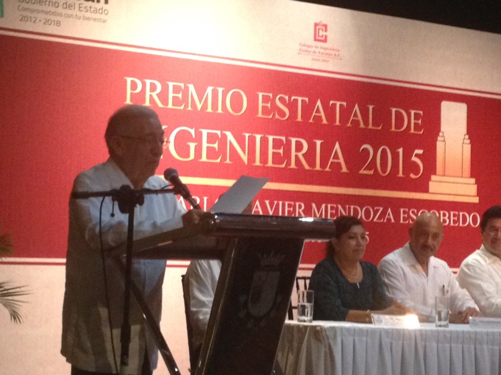 cicyucatanmx's tweet photo. El galardonado del #PremioEstatalDeIngeniería2015 Ing. Carlos Mendoza Escobedo nos dirige unas palabras. https://t.co/xAzq27glDr