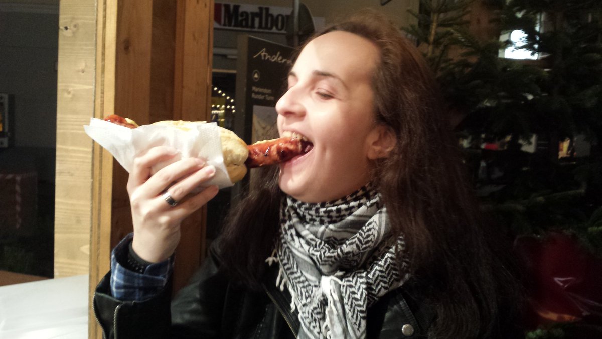 TimidDaemon's tweet image. [We've got some delicious pre-christmas 'food'. Seriously she can eat very lascivious, maybe on purpose? ;P]