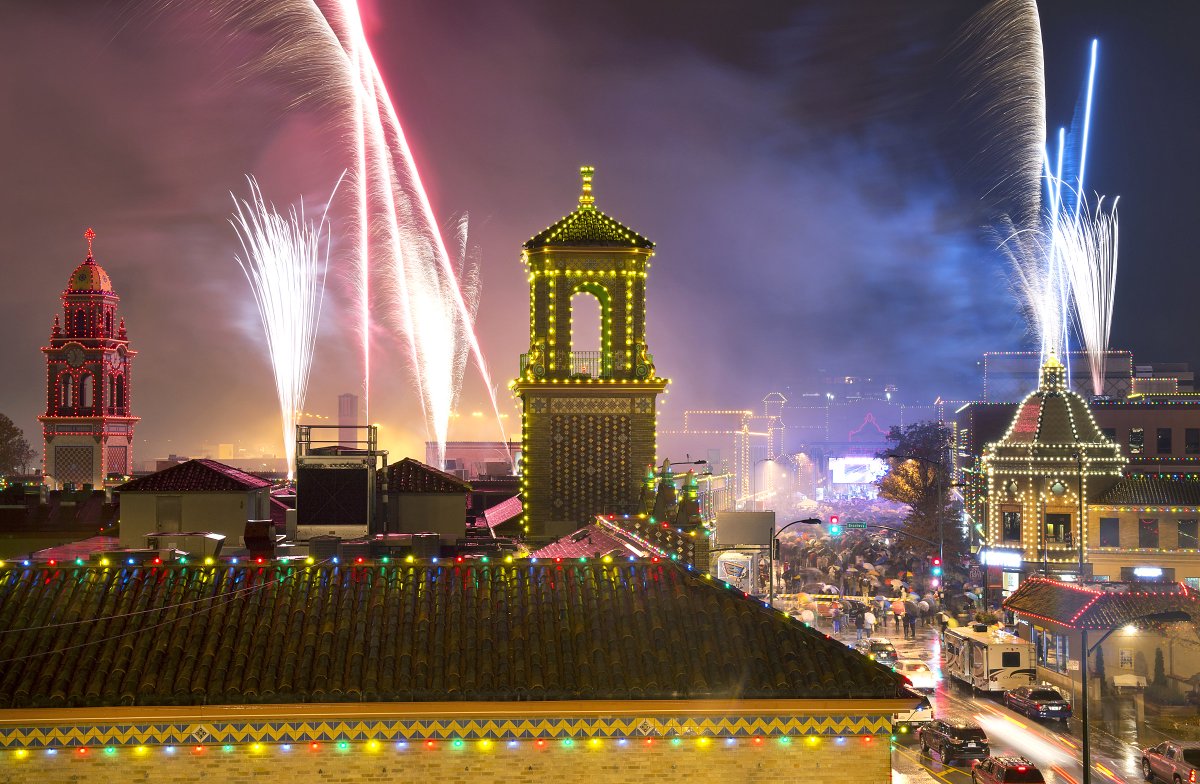 KCStar's tweet image. Even in the rain, Plaza lighting tradition is alive and well in Kansas City. @ThePlazaKC kansascity.com/news/local/art…