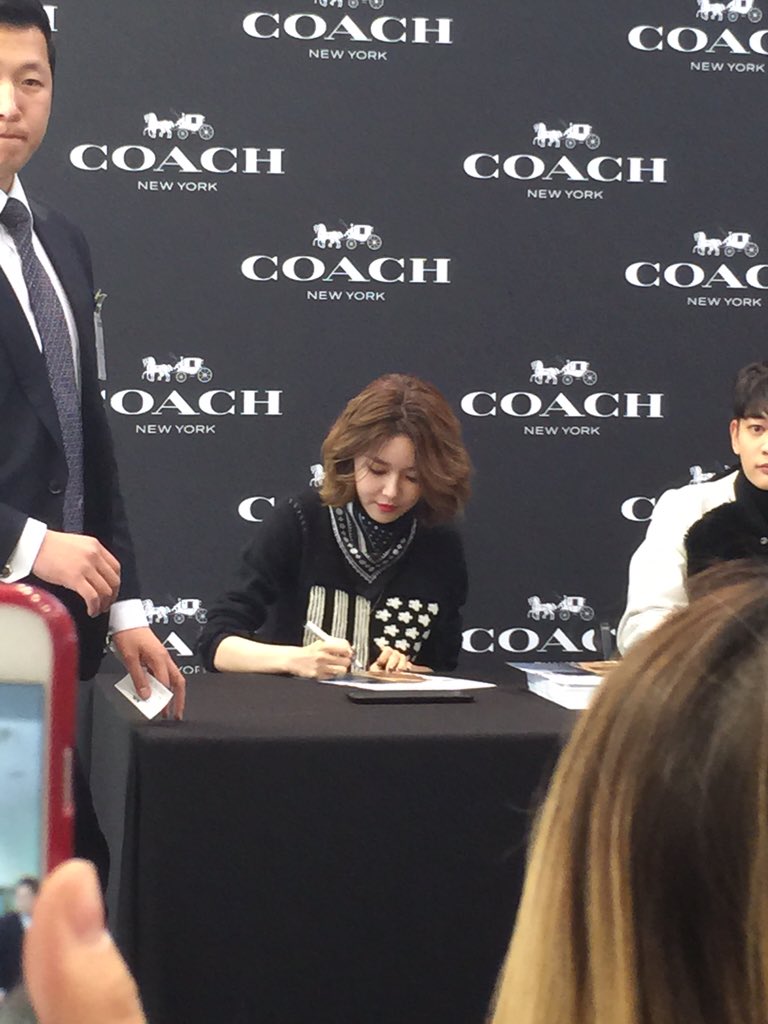  [PIC][27-11-2015]SooYoung tham dự buổi Fansign cho thương hiệu "COACH" tại Lotte Department Store Busan vào trưa nay CUyj0vNWoAEI2Rn