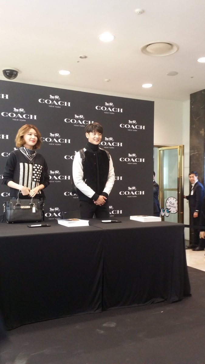  [PIC][27-11-2015]SooYoung tham dự buổi Fansign cho thương hiệu "COACH" tại Lotte Department Store Busan vào trưa nay CUyk4eBWUAAMQqT