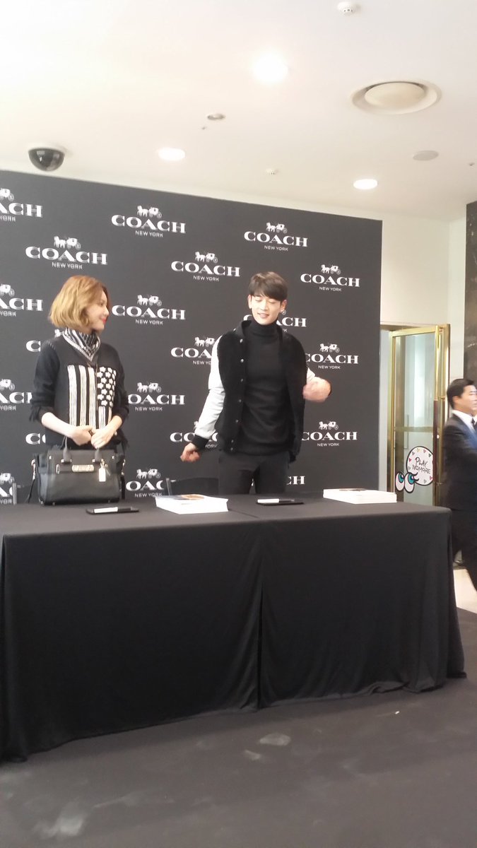  [PIC][27-11-2015]SooYoung tham dự buổi Fansign cho thương hiệu "COACH" tại Lotte Department Store Busan vào trưa nay CUyk52AUEAA1tkU