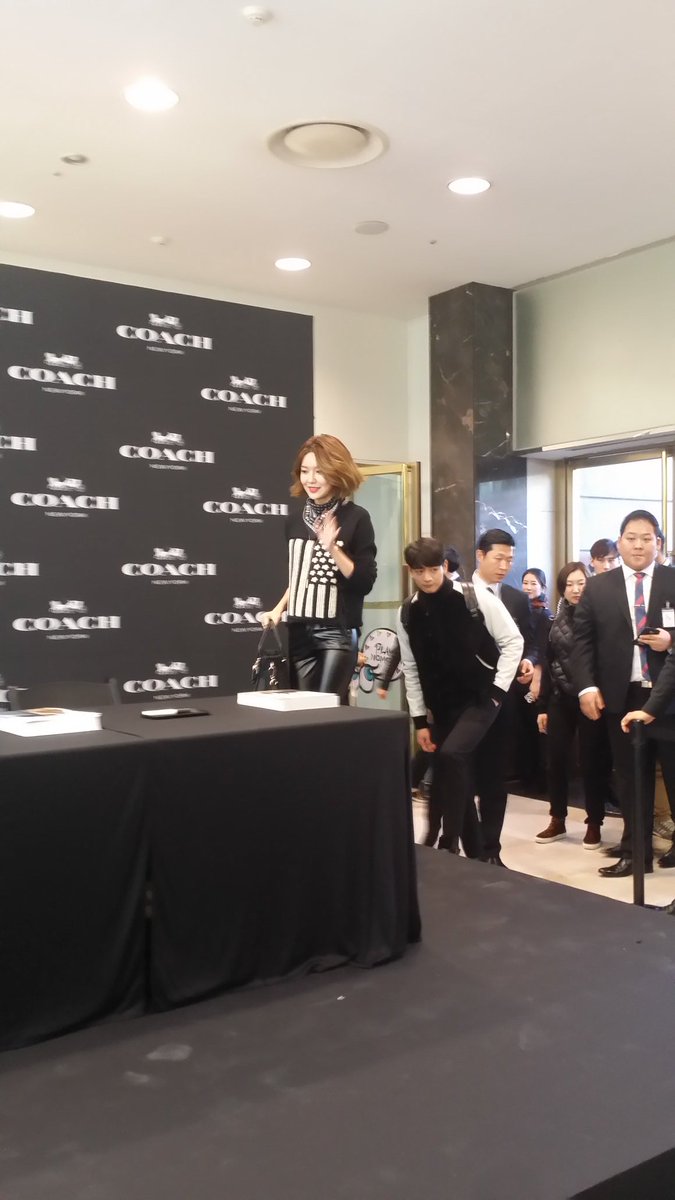  [PIC][27-11-2015]SooYoung tham dự buổi Fansign cho thương hiệu "COACH" tại Lotte Department Store Busan vào trưa nay CUyk6-kXIAA23nH