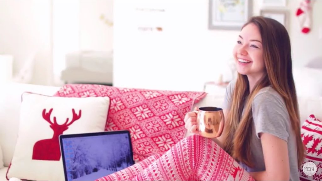 Helenpham077's tweet photo. #blessed to see Mere's new Holiday VIDEO❤️🙏✌️...psst Bedroom goals js😜😭😘 @MeredithFoster  #merebears https://t.co/DkX4Jp8vIf