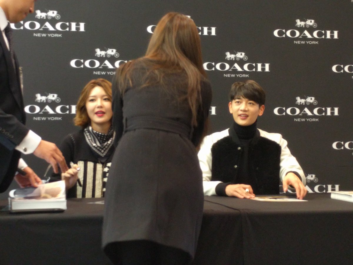  [PIC][27-11-2015]SooYoung tham dự buổi Fansign cho thương hiệu "COACH" tại Lotte Department Store Busan vào trưa nay CUyls-4XAAAPRdw