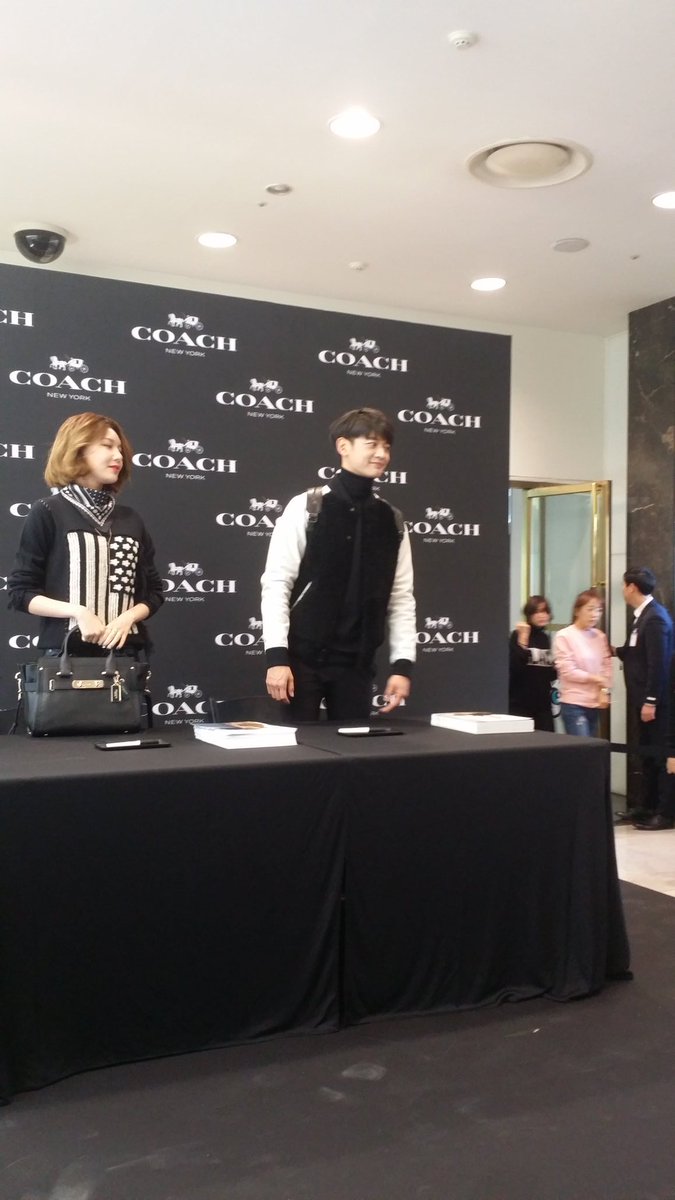  [PIC][27-11-2015]SooYoung tham dự buổi Fansign cho thương hiệu "COACH" tại Lotte Department Store Busan vào trưa nay CUynKuUWcAUuBiW