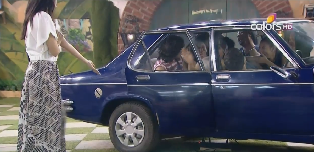 BB9Troll's tweet photo. #LolMoment #CarTask: When Rishabh Sinha was explaining Mandana Karimi 😂😂😂
#RochelleRao #PrinceNarula #Kishwar #BB9 https://t.co/xC67UCTCem