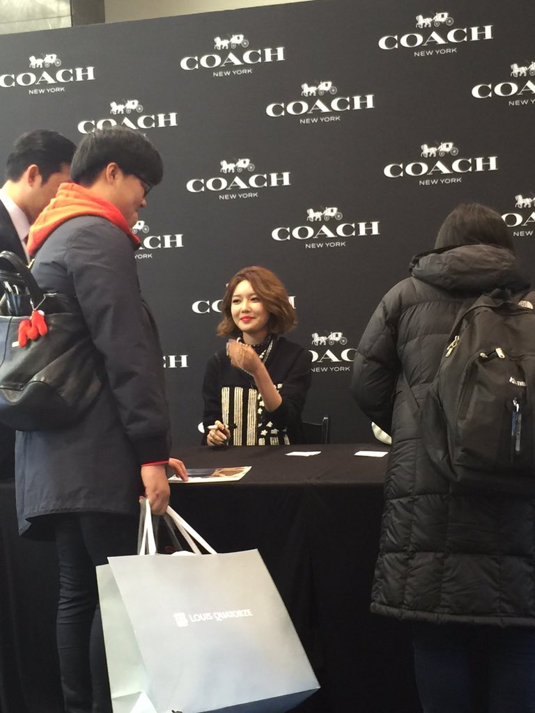  [PIC][27-11-2015]SooYoung tham dự buổi Fansign cho thương hiệu "COACH" tại Lotte Department Store Busan vào trưa nay CUypEb5XAAAvrZ0