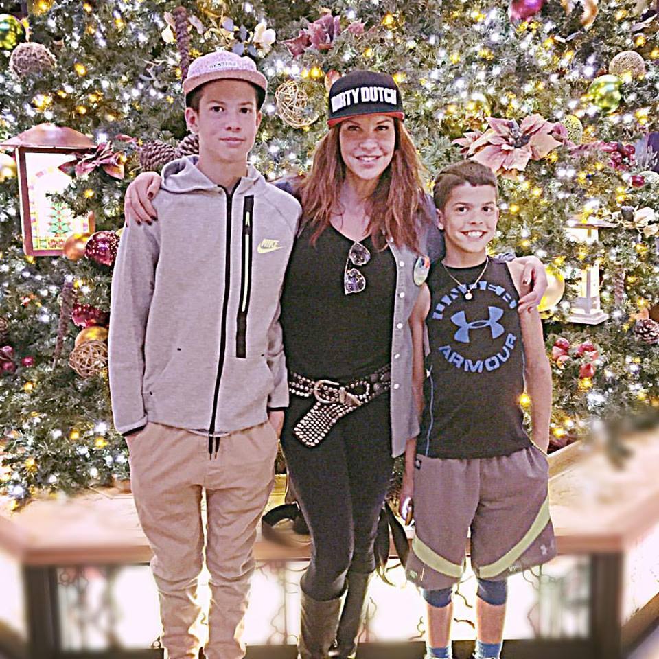 PerlaFHudsonArg's tweet image. Via @PerlaFHudson Guess where we are kicking off the holiday season??? #family #latinos #perlafhudson #London #Cash