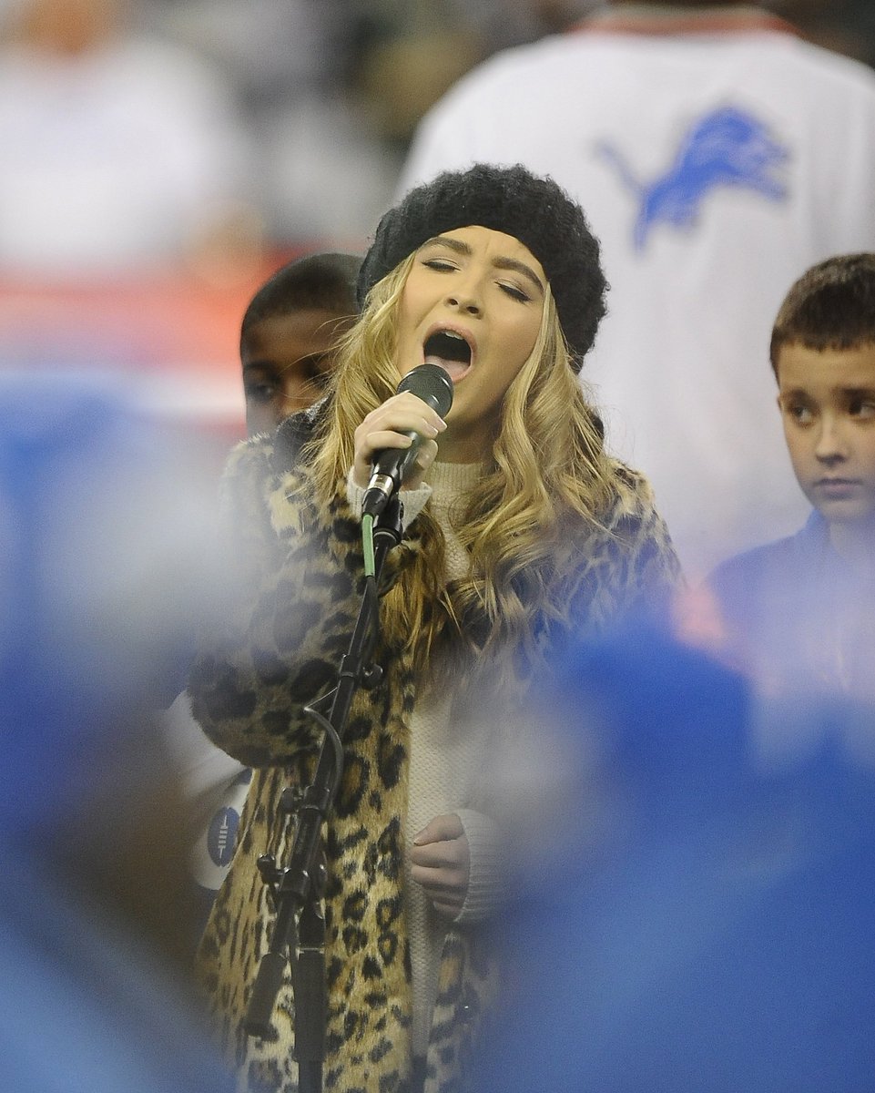 MearsDaniel's tweet photo. #LionsEagles #thanksgivingdayfootball with @SabrinaAnnLynn singing the National Anthem. https://t.co/Cjj9Gi9H1a https://t.co/NehgAKK8Xg