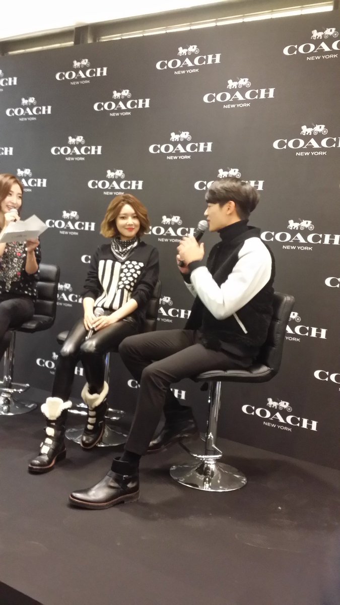  [PIC][27-11-2015]SooYoung tham dự buổi Fansign cho thương hiệu "COACH" tại Lotte Department Store Busan vào trưa nay CUywyOoWwAAZtsf
