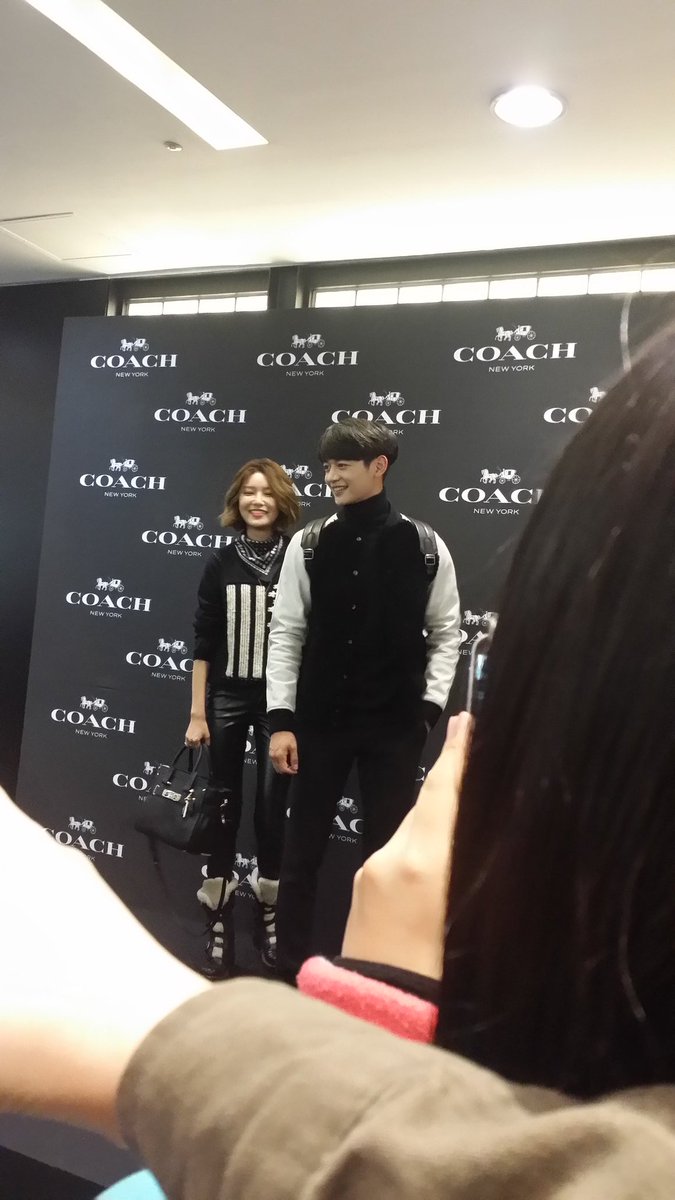  [PIC][27-11-2015]SooYoung tham dự buổi Fansign cho thương hiệu "COACH" tại Lotte Department Store Busan vào trưa nay CUyxNTSXIAAlDxS