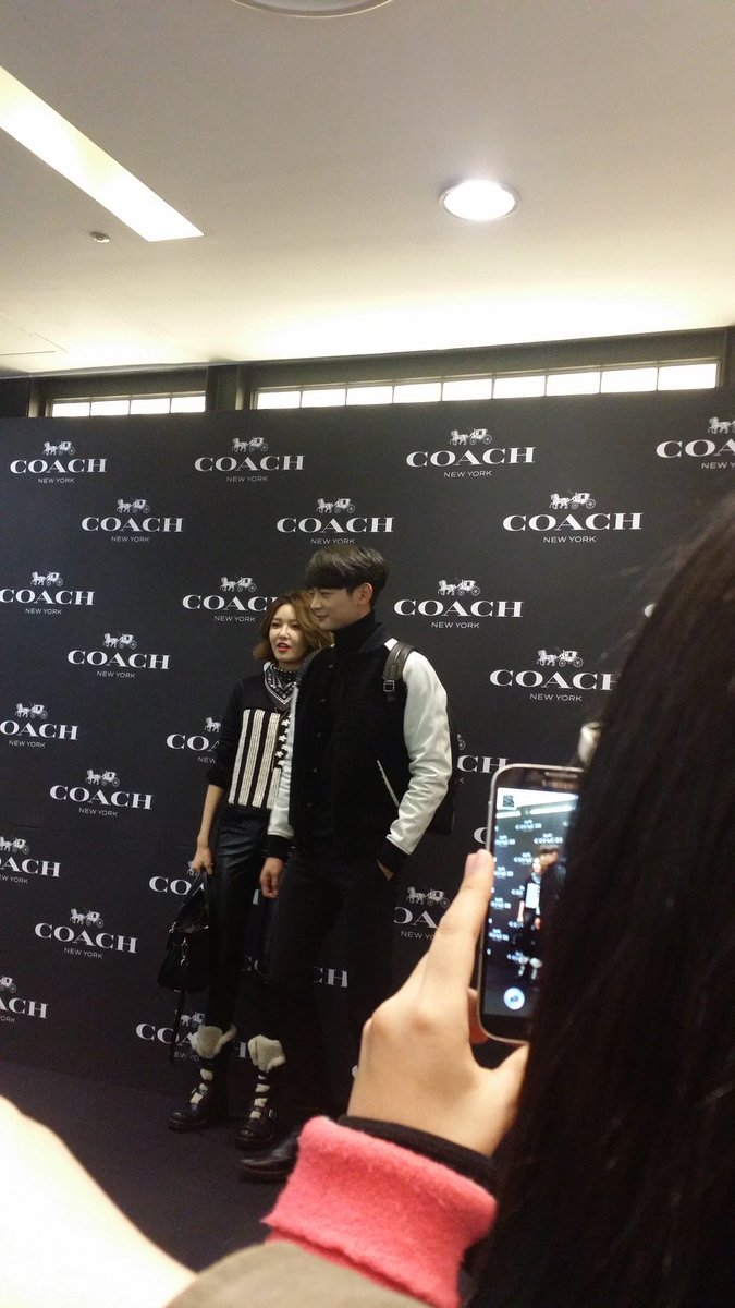  [PIC][27-11-2015]SooYoung tham dự buổi Fansign cho thương hiệu "COACH" tại Lotte Department Store Busan vào trưa nay CUyxYmyWoAA90nh