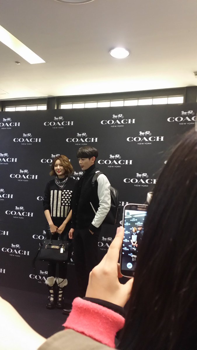  [PIC][27-11-2015]SooYoung tham dự buổi Fansign cho thương hiệu "COACH" tại Lotte Department Store Busan vào trưa nay CUyxamlW4AAx2rx